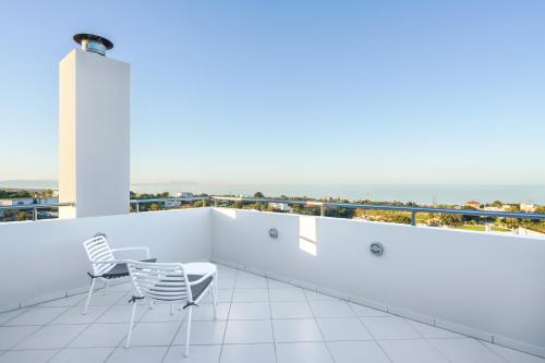 Μπαλκόνι ή βεράντα στο Free Breakfast at Oak Luxury villa with heated pool, Playground and Pool table