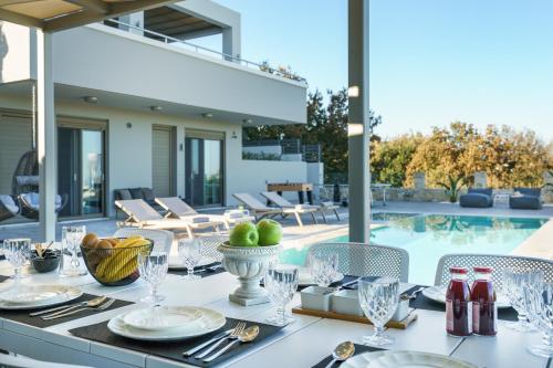 Πισίνα στο ή κοντά στο Free Breakfast at Oak Luxury villa with heated pool, Playground and Pool table