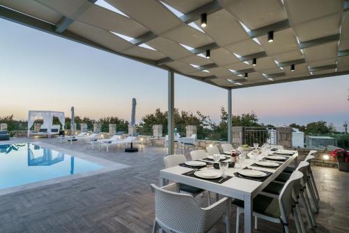 Πισίνα στο ή κοντά στο Free Breakfast at Oak Luxury villa with heated pool, Playground and Pool table