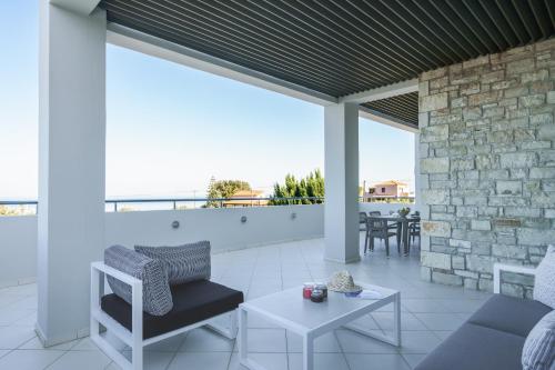 Μπαλκόνι ή βεράντα στο Free Breakfast at Oak Luxury villa with heated pool, Playground and Pool table