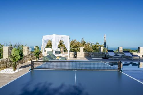Εγκαταστάσεις για τένις ή/και σκουός στο Free Breakfast at Oak Luxury villa with heated pool, Playground and Pool table ή εκεί κοντά