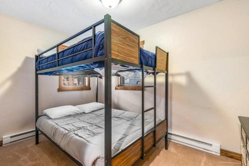 a couple of bunk beds in a room at Larkspur Lodge in Avon