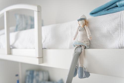 una muñeca sentada encima de una litera en Sliema, Villa Savoia Luxury Apartment for 5 Guests, en Il-Gżira