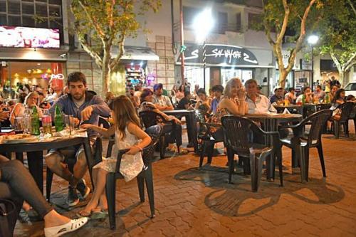 un grupo de personas sentadas en mesas en un restaurante en Cabañas Yesica en San Rafael