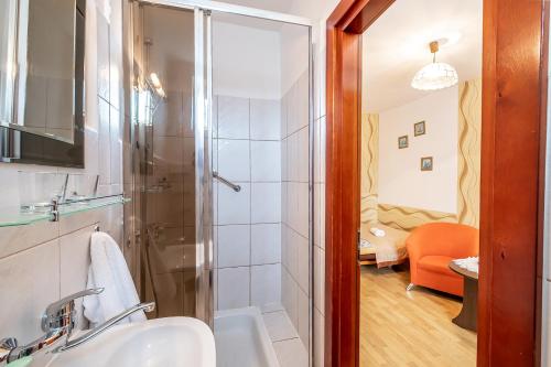 a bathroom with a shower and a sink at Lawendowy Zakątek dawniej Pensjonat Krystyna in Łeba
