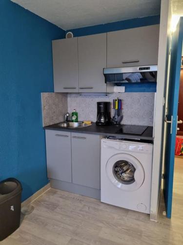 カップ・ダグドにあるStudio centre port Cap d'Agdeのキッチン(洗濯機、シンク付)