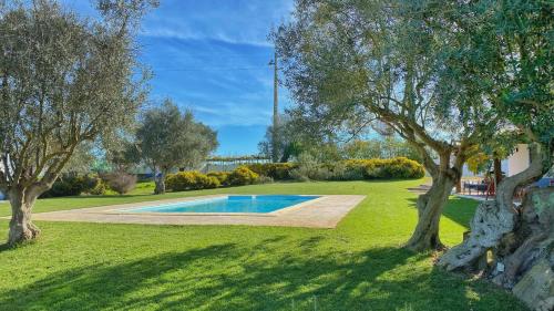 una piscina en medio de un patio con árboles en Quinta da Tapada de São Pedro, en Vimieiro