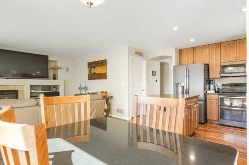 Kuchyň nebo kuchyňský kout v ubytování Sleeps 12 - Thornton - 25 Min to Downtown Denver