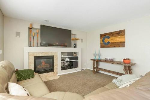 TV a/nebo společenská místnost v ubytování Sleeps 12 - Thornton - 25 Min to Downtown Denver