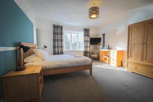 - une chambre avec un lit et un bureau dans l'établissement The Star Inn, à Lingfield