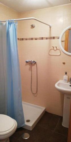 y baño con ducha, aseo y lavamanos. en Apartamento Reina en Alcantarilla