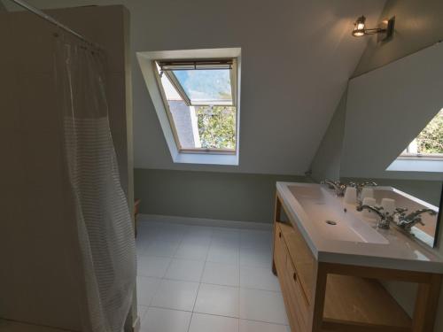 baño con ducha, lavabo y ventana en Maison Le Palais, 5 pièces, 9 personnes - FR-1-418-16, en Le Palais