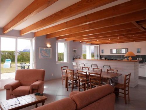 un salon avec une table et des chaises dans l'établissement Maison T4 avec jardin près plage Donnant, Sauzon – Animaux ok, WiFi, parking, 7 pers. - FR-1-418-19, à Sauzon