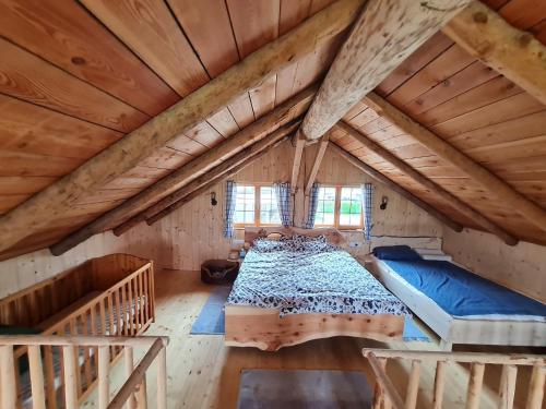 ein Schlafzimmer in einem Blockhaus mit einem großen Bett in der Unterkunft Naturstammhaus in Seltenheim