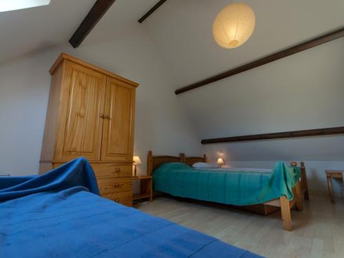 - une chambre avec 2 lits et une armoire en bois dans l'établissement Maison Bangor, 4 pièces, 7 personnes - FR-1-418-21, à Bangor