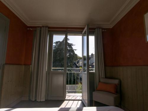 ル・パレにあるMaison Le Palais, 4 pièces, 5 personnes - FR-1-418-77のベッドルーム1室(ベッド1台付)、スライド式ガラスドアが備わります。