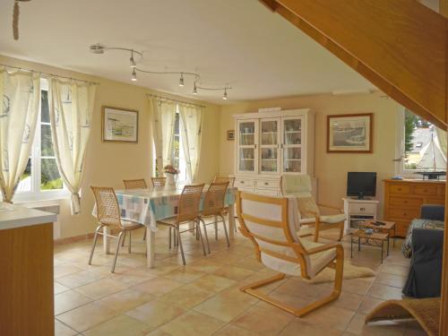 Photo de la galerie de l'établissement Élégante maison 2* à Sauzon, jardin privé, proche côte sauvage, tout confort, 6 pers - FR-1-418-38, à Sauzon