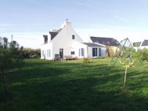 une grande maison blanche dans un champ avec une cour dans l'établissement Maison charmante à 800m de la plage, 7 couchages, animaux acceptés - FR-1-418-40, à Sauzon