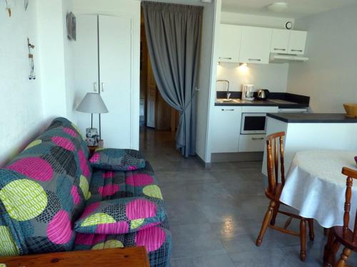 un salon avec un canapé et une cuisine dans l'établissement Studio rénové à 20m de la plage à Le Palais, bien équipé - FR-1-418-73, au Palais