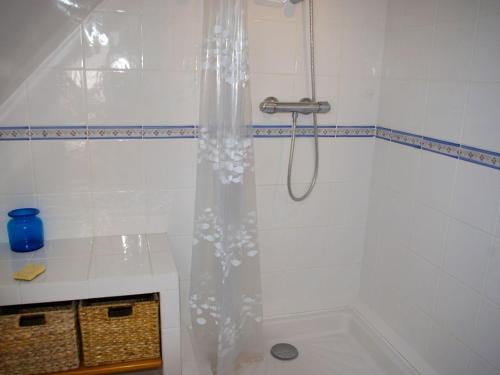 y baño con ducha blanca y cortina de ducha. en Maison Le Palais, 4 pièces, 7 personnes - FR-1-418-53 en Le Palais