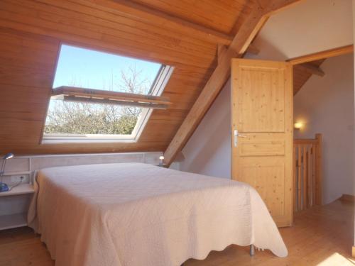 Ένα ή περισσότερα κρεβάτια σε δωμάτιο στο Maison Locmaria, 4 pièces, 6 personnes - FR-1-418-67