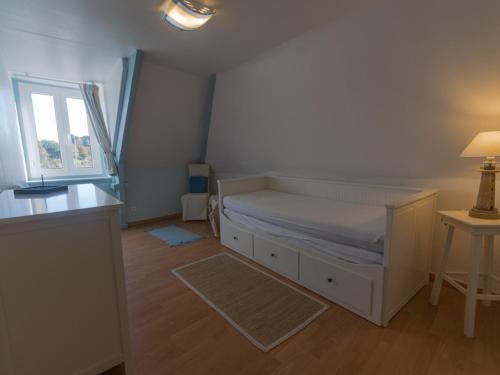 una piccola camera con letto e finestra di Appartement Le Palais, 3 pièces, 4 personnes - FR-1-418-99 a Le Palais