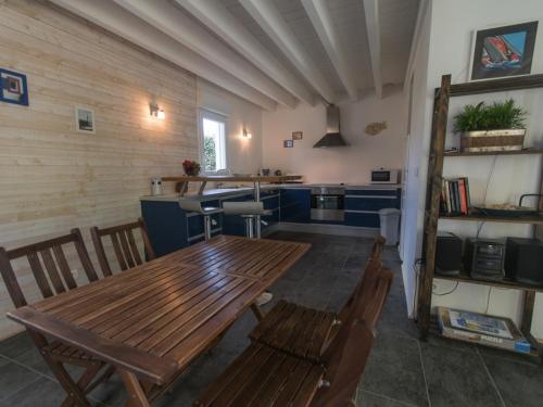 une salle à manger avec une table et des chaises en bois dans l'établissement Maison indépendante 2 chambres avec jardin, proche plage et centre, calme, animaux acceptés - FR-1-418-120, au Palais