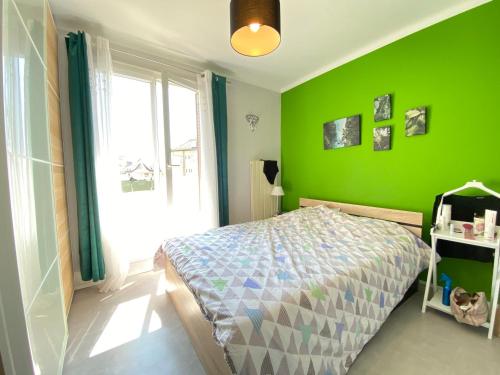 アヌシーにあるAppartement Annecy, 3 pièces, 4 personnes - FR-1-432-14の緑のベッドルーム(ベッド1台、窓付)
