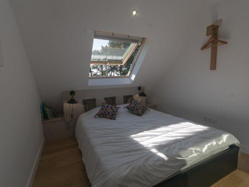- une chambre dotée d'un lit avec une croix sur le mur dans l'établissement Maison contemporaine indépendante, proche plage et centre-ville, 4*, animaux acceptés, avec WIFI - FR-1-418-124, au Palais