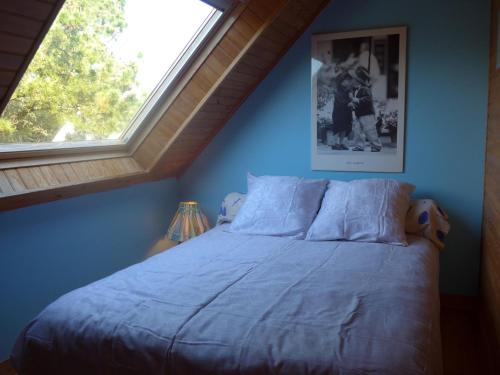 une chambre avec un grand lit avec une fenêtre dans l'établissement Maison de charme près de la côte sauvage avec jardin et terrasse - FR-1-418-128, à Locmaria