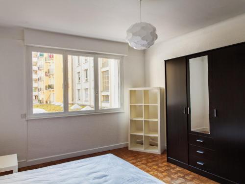 Appartement Annecy, 3 pièces, 6 personnes - FR-1-432-15にあるテレビまたはエンターテインメントセンター
