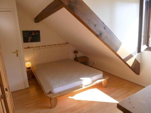 アヌシーにあるAppartement Annecy, 2 pièces, 4 personnes - FR-1-432-5の小さなベッドルーム(ベッド1台付)が備わる屋根裏部屋です。