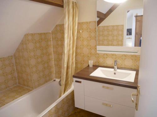 ein Badezimmer mit einem Waschbecken und einer Badewanne in der Unterkunft Appartement Annecy, 2 pièces, 4 personnes - FR-1-432-5 in Annecy