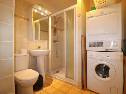 uma casa de banho com um WC, um lavatório e uma máquina de lavar roupa em Appartement Annecy, 4 pièces, 6 personnes - FR-1-432-7 em Annecy