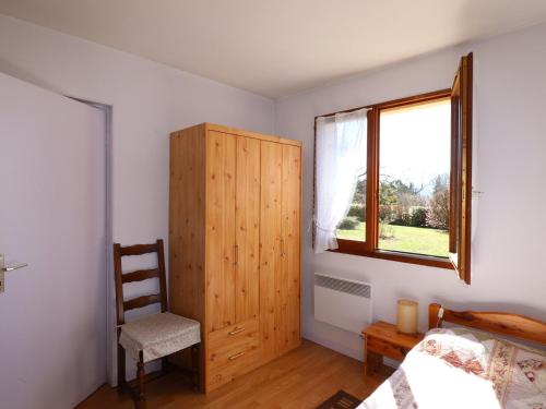 アヌシーにあるAppartement Annecy, 3 pièces, 6 personnes - FR-1-432-8のベッドルーム1室(木製キャビネット、窓付)