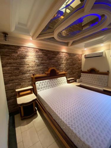 a bedroom with a large bed with a ceiling at Motel Villa di Roma (Adults Only) in Guarujá