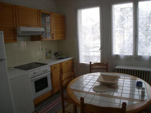 Appartement Annecy, 3 pièces, 6 personnes - FR-1-432-9にあるキッチンまたは簡易キッチン