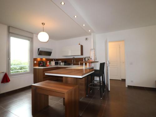 Appartement Annecy, 3 pièces, 4 personnes - FR-1-432-11にあるキッチンまたは簡易キッチン