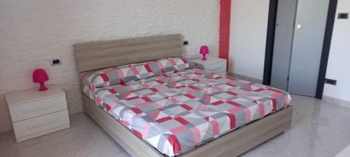 - une chambre avec un grand lit et 2 tables de chevet dans l'établissement Agriturismo Liscio, à Noci