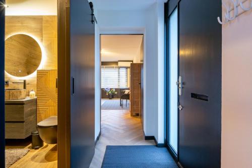 a hallway with a door leading to a bathroom at Luxe Studio Liemers in Lelystad