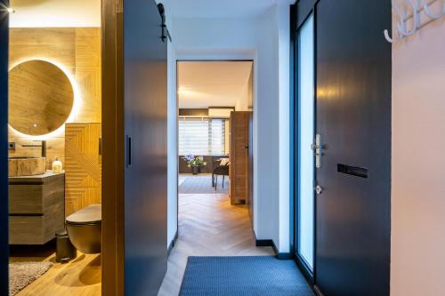 um corredor com uma porta que leva a uma casa de banho em Luxe Studio Liemers em Lelystad
