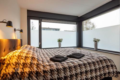 een slaapkamer met een bed met twee handdoeken erop bij Luxe Studio Liemers in Lelystad