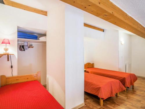 2 posti letto in una camera con lenzuola rosse di Appartement Valfréjus, 3 pièces, 7 personnes - FR-1-468-12 a Valfréjus
