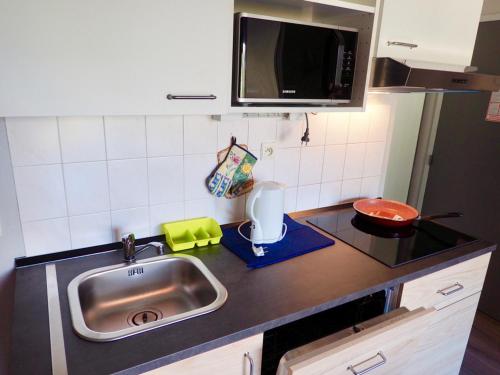 Appartement Valfréjus, 2 pièces, 8 personnes - FR-1-468-4にあるキッチンまたは簡易キッチン