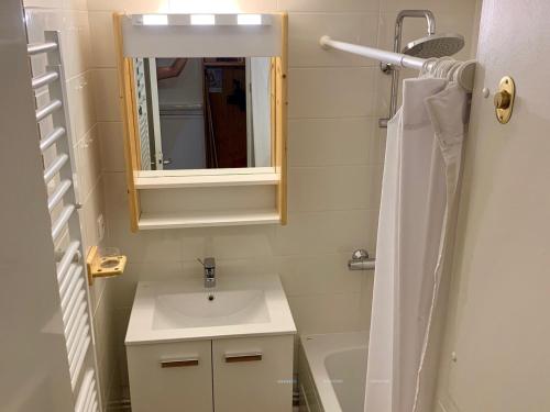 un piccolo bagno con lavandino e specchio di Appartement Valfréjus, 3 pièces, 7 personnes - FR-1-468-12 a Valfréjus