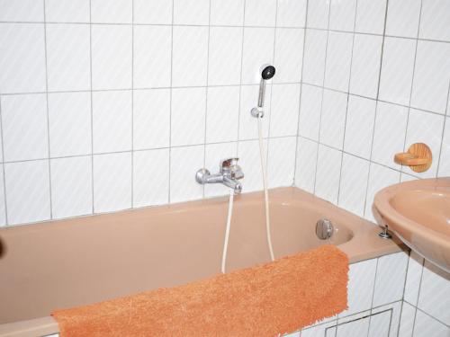 d'une baignoire avec un robinet et un lavabo. dans l'établissement Chalet Savoyard en Bordure des Pistes avec Liaison Facile vers le Centre de Morzine - FR-1-524-11, à Morzine