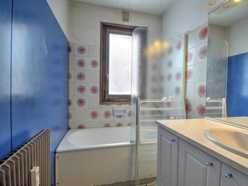une salle de bain avec une baignoire, un lavabo et une fenêtre dans l'établissement Appartement 2 Pièces, Proche école de ski, Animaux admis, Balcon - FR-1-524-79, à Morzine