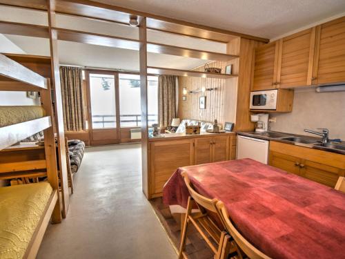 - une cuisine avec une table dans une chambre avec des lits superposés dans l'établissement Studio cosy à Morzine, proche centre, pieds des pistes, parking couvert, animaux admis - FR-1-524-84, à Morzine