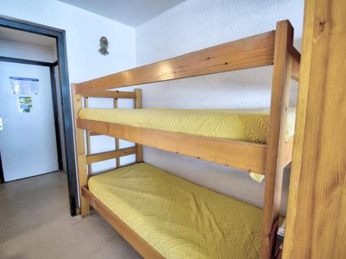 quelques lits superposés dans une chambre dans l'établissement Studio cosy à Morzine, proche centre, pieds des pistes, parking couvert, animaux admis - FR-1-524-84, à Morzine