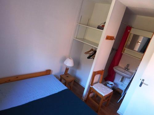 Giường trong phòng chung tại Appartement Valfréjus, 2 pièces, 8 personnes - FR-1-468-8